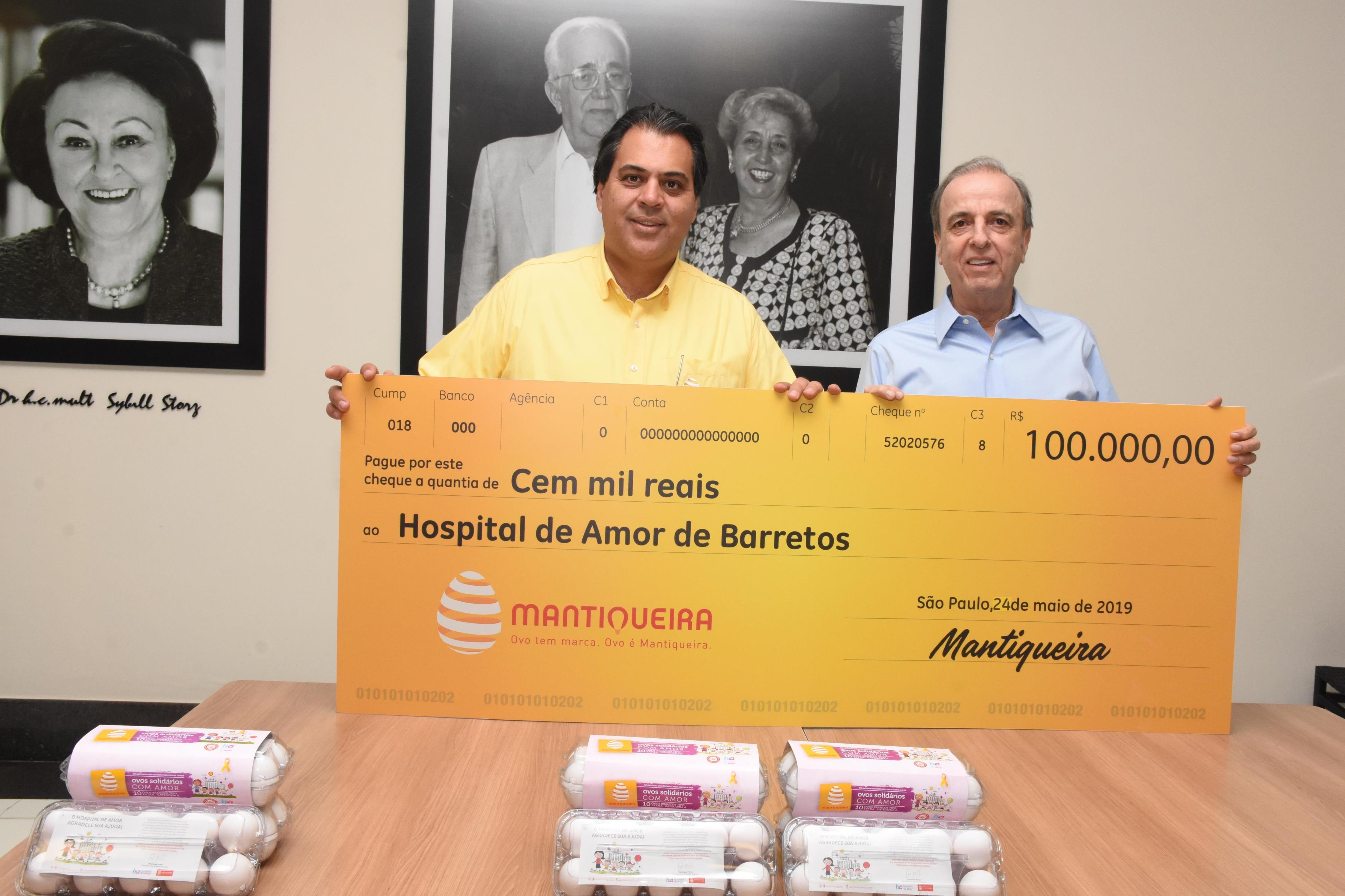 Leandro Pinto e Henrique Prata durante entrega do cheque com valor arrecadado pela campanha (Foto: Divulgação)